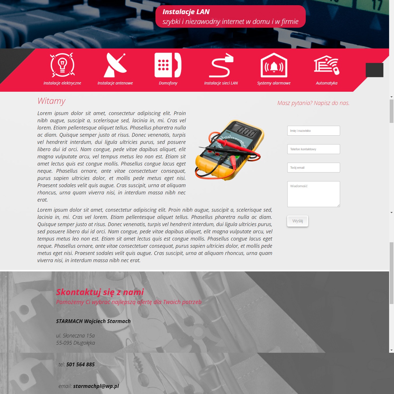 Multimetr cyfrowy z podłączonymi przewodami pomiarowymi na tle tekstu, sugerujący diagnostykę lub testowanie połączeń sieciowych.