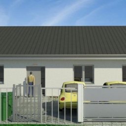 SINGERPROJEKT Biuro Projektów Budowlanych mgr inż. Jakub Singer - Wizualizacja parterowego domu jednorodzinnego z szarą dachówką, białymi ścianami i dwoma żółtymi samochodami za ogrodzeniem, widziana z perspektywy ulicy w słoneczny dzień.