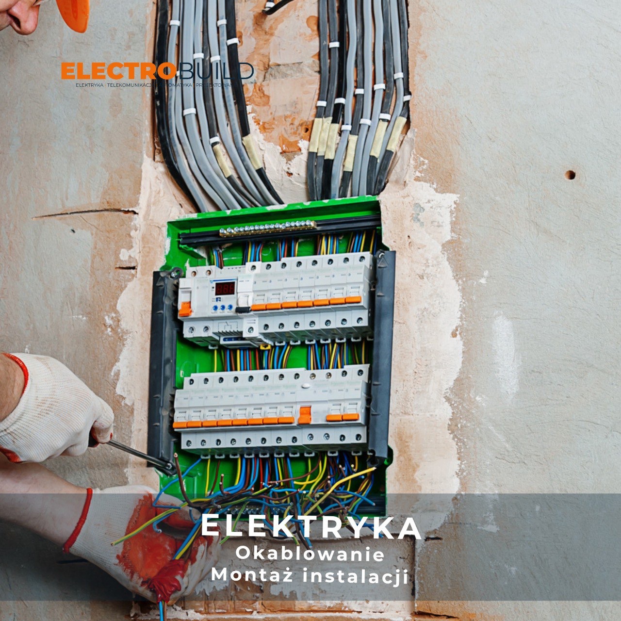 Otwarta skrzynka elektryczna w surowej ścianie, widoczne liczne przewody, automat zabezpieczający i ręka w roboczej rękawicy, używająca narzędzia do podłączenia kabli.