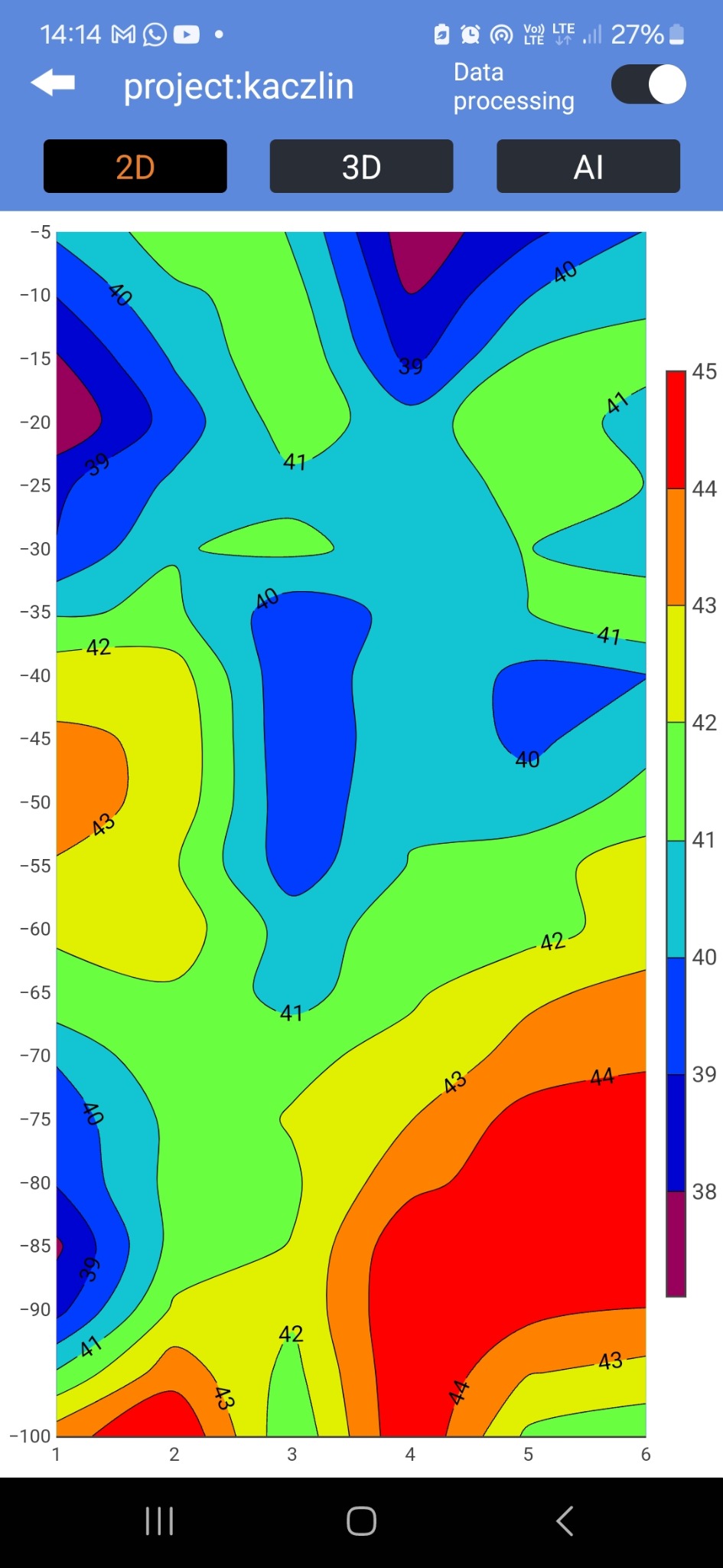 Kolorowa mapa głębokości terenu z naniesionymi wartościami liczbowymi, wyświetlana na ekranie smartfona z włączoną opcją przetwarzania danych.