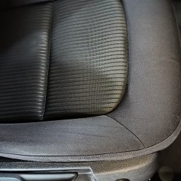 MARTOM Martyna LANGER - Czarne, tekstylne siedzenie samochodowe z widocznymi detalami faktury materiału i elementami regulacji.