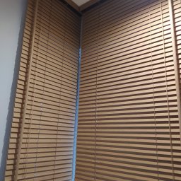 Żaluzja drewniana w na oknie narożnym