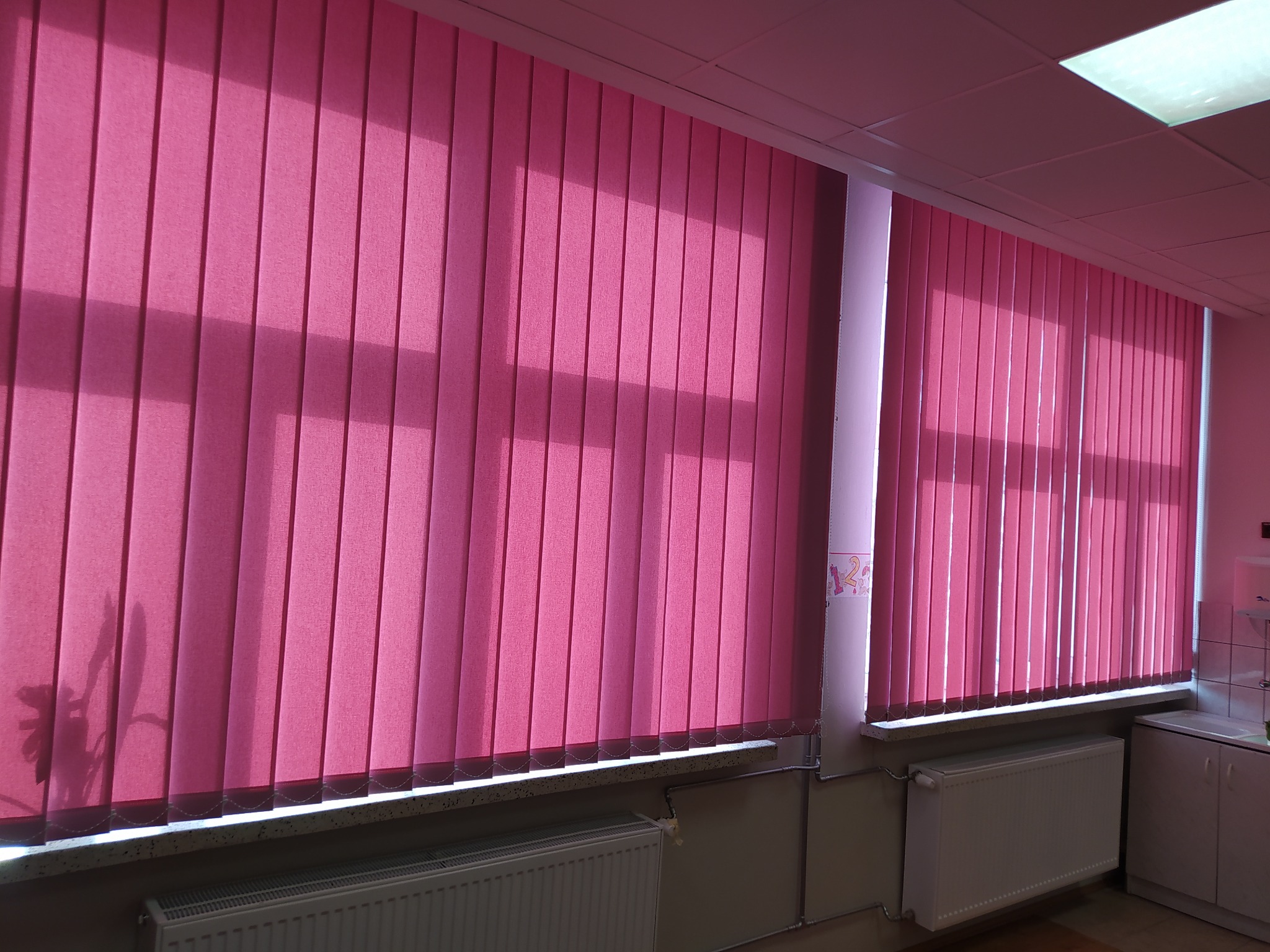 Żaluzja pionowa w sali lekcyjnej