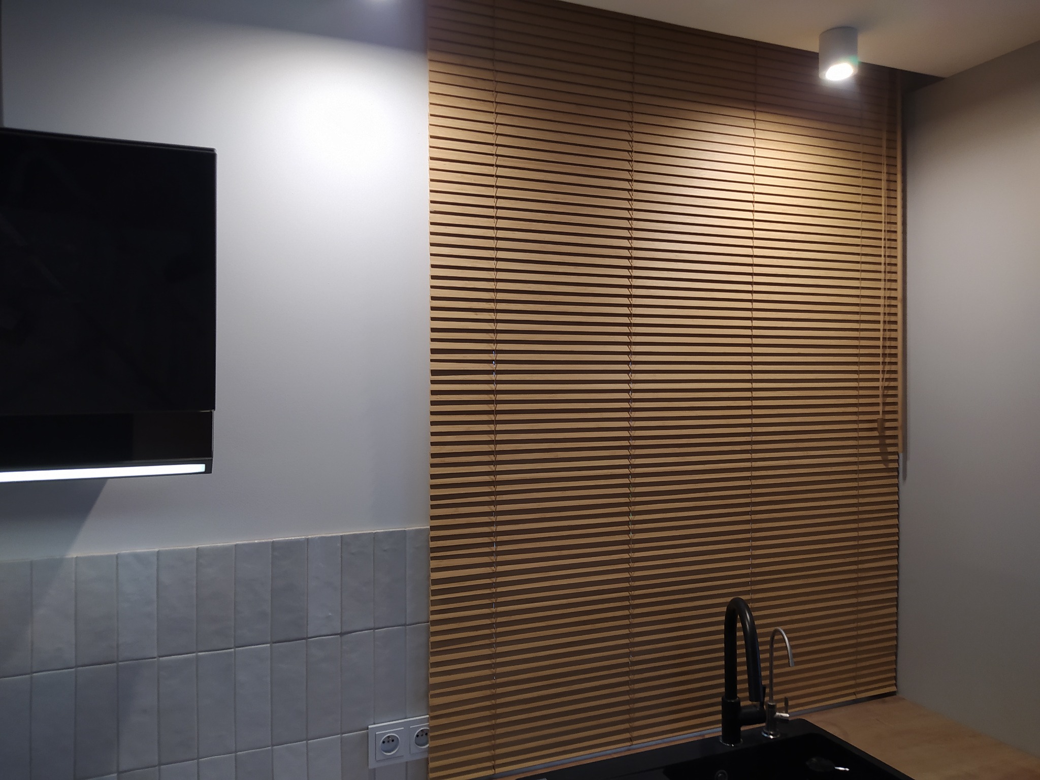 Żaluzja drewniana w kuchni