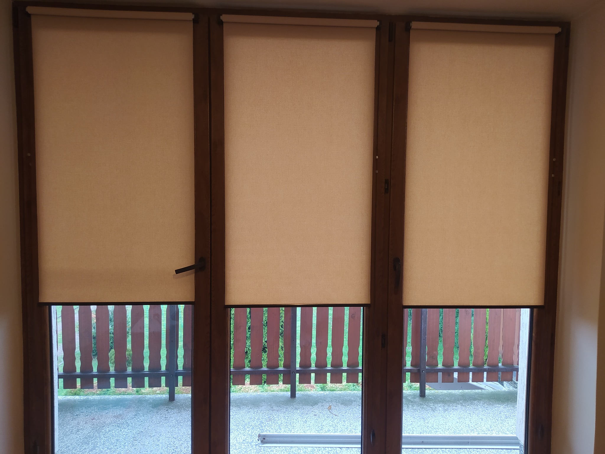 Bezinwazyjne rolety na okna balkonowe