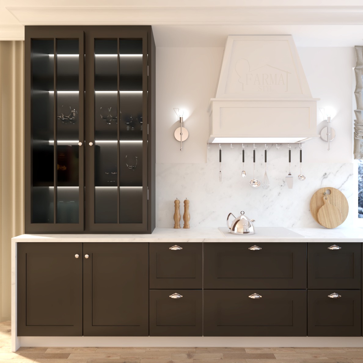 Elegancka kuchnia z ciemnobrązowymi szafkami, przeszkloną witryną, białym okapem z subtelnym logo, marmurowym blatem i drewnianymi deskami do krojenia jako element dekoracyjny.