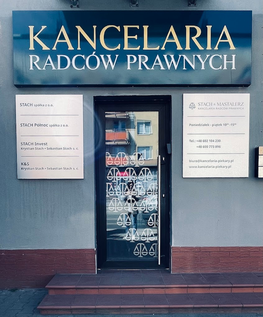 Fasada budynku: szyld Kancelaria Radców Prawnych, drzwi wejściowe z motywem wag sprawiedliwości, tabliczki informacyjne z nazwami firm i danymi kontaktowymi.