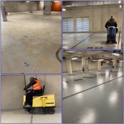 Z POŁYSKIEM Bartłomiej Zienkiewicz - Czyszczenie posadzki w parkingu podziemnym: stan przed i po. Pracownik używa maszyny Karcher. Widoczne betonowe filary i oznaczenia miejsc parkingowych.