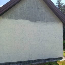 Z POŁYSKIEM Bartłomiej Zienkiewicz - Fragment ściany budynku z widoczną różnicą w czystości elewacji, prawdopodobnie po czyszczeniu. Dolna część jaśniejsza, górna ciemniejsza.