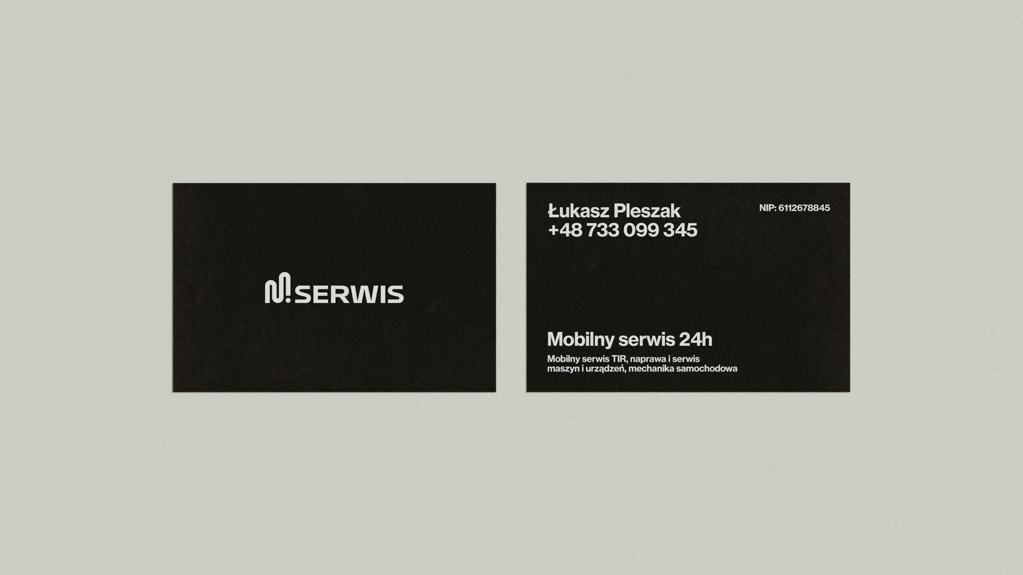 Dwie czarne wizytówki na jasnoszarym tle. Lewa wizytówka zawiera białe logo 'N! SERWIS'. Prawa wizytówka zawiera dane kontaktowe: imię, nazwisko, numer telefonu, informację o mobilnym serwisie 24h...