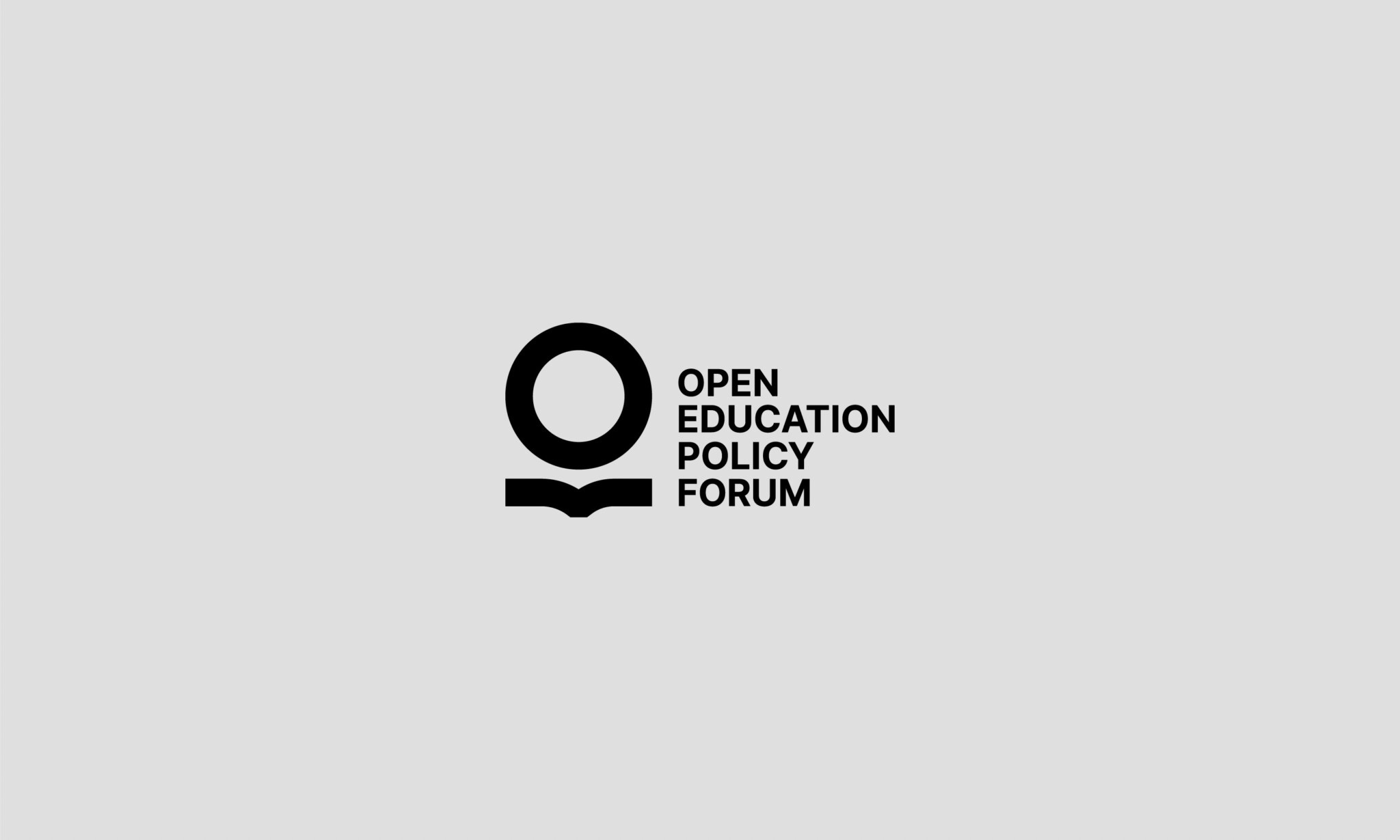 Minimalistyczne logo Open Education Policy Forum: czarny okrąg nad otwartą książką na jasnoszarym tle.