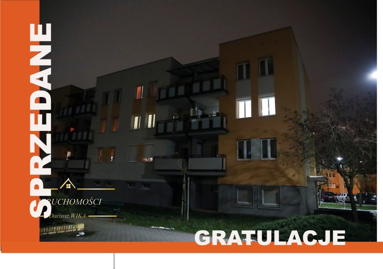 Nocne ujęcie bloku mieszkalnego z balkonami, z grafiką 'Sprzedane' i 'Gratulacje', logo agencji nieruchomości. Oświetlone okna, ciemne niebo.