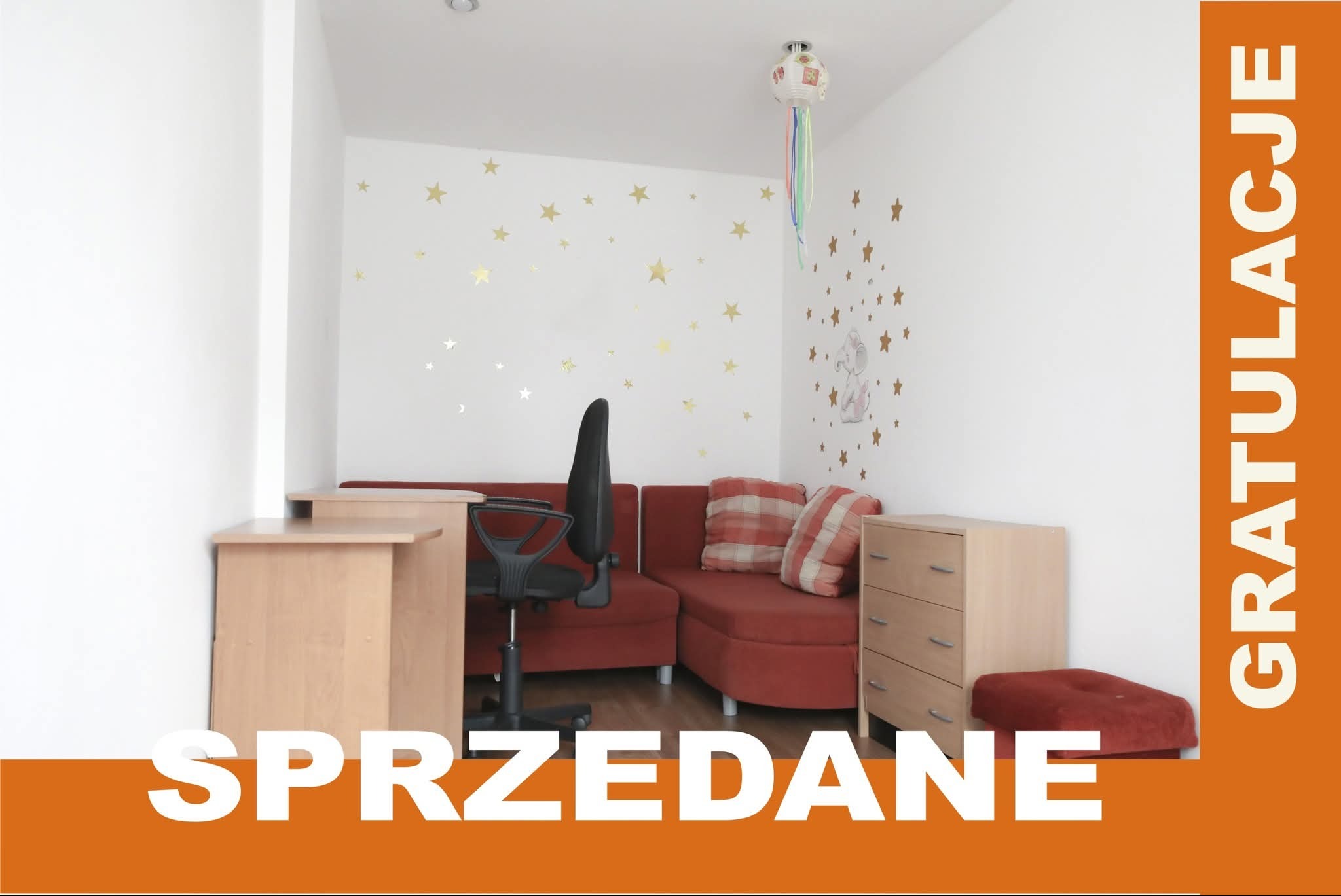Pokój z biurkiem, krzesłem i sofą, udekorowany naklejkami gwiazd. Na zdjęciu widoczny napis 'Sprzedane' i 'Gratulacje'.