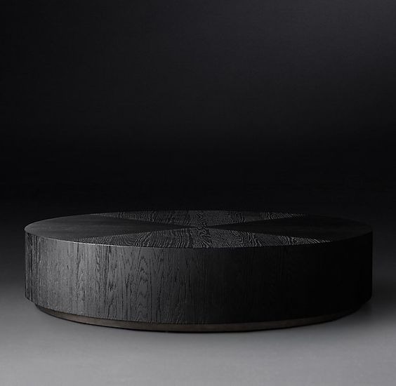 Okrągły stolik kawowy z ciemnego drewna z radialnym wzorem na blacie, na neutralnym tle.