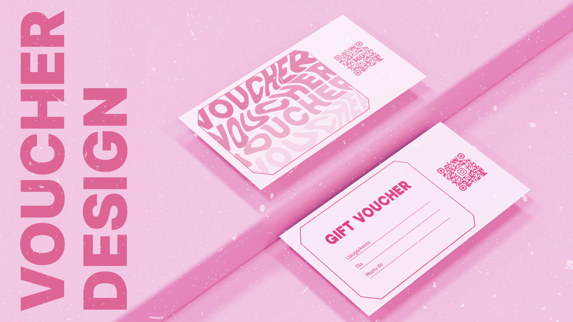 Dwa różowe vouchery prezentowe z kodami QR na tle w tym samym kolorze, jeden z napisem 'Voucher' w falujących literach, drugi z miejscem na wpisanie kwoty, dla kogo i daty ważności.