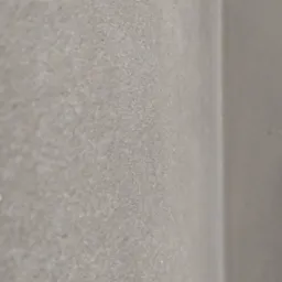 Szara ściana pokryta tynkiem maszynowym, widoczny narożnik, faktura z bliska.