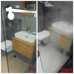 APKA CLEAN SERVICE - Porównanie łazienki przed i po czyszczeniu: po lewej stronie umywalka i toaleta w nowoczesnej, czystej łazience z szarymi płytkami, po prawej stronie umywalka i toaleta pokryte grubą warstwą brudu...