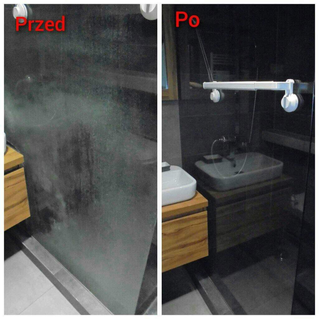 Szklana ściana kabiny prysznicowej: po lewej stronie widoczny silny osad i zacieki, po prawej idealnie czysta powierzchnia, z umywalką i akcesoriami w tle.