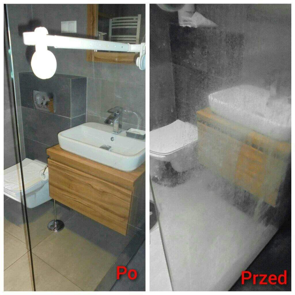 Porównanie łazienki przed i po czyszczeniu: po lewej stronie umywalka i toaleta w nowoczesnej, czystej łazience z szarymi płytkami, po prawej stronie umywalka i toaleta pokryte grubą warstwą brudu...
