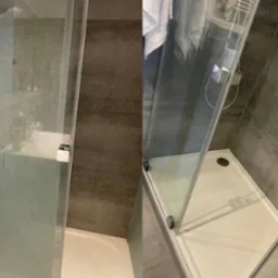 Porównanie kabiny prysznicowej przed i po czyszczeniu, z widocznym osadem kamienia na szybie po lewej stronie i lśniącą czystością po prawej.