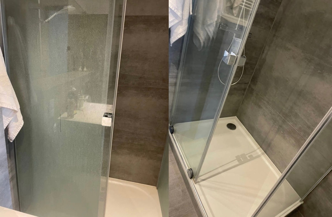 Porównanie kabiny prysznicowej przed i po czyszczeniu, z widocznym osadem kamienia na szybie po lewej stronie i lśniącą czystością po prawej.