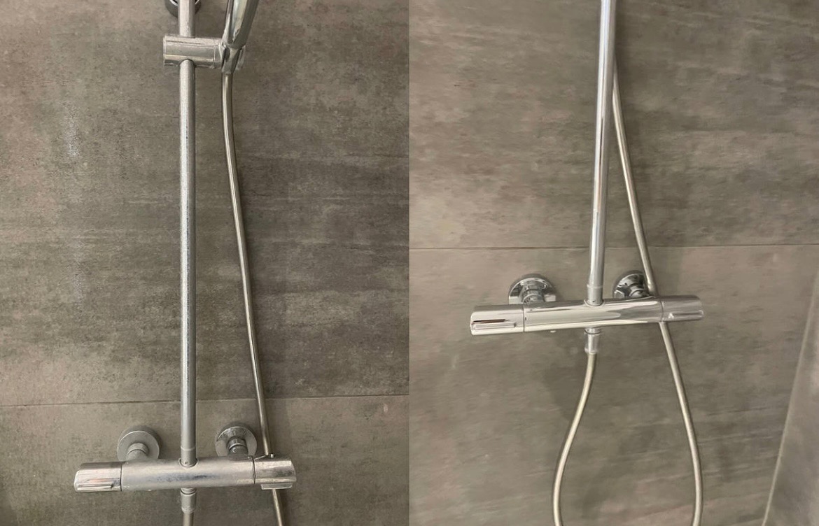 Porównanie baterii prysznicowej przed i po czyszczeniu, widoczne osady kamienne i efekt po usunięciu zabrudzeń na tle szarej ściany.