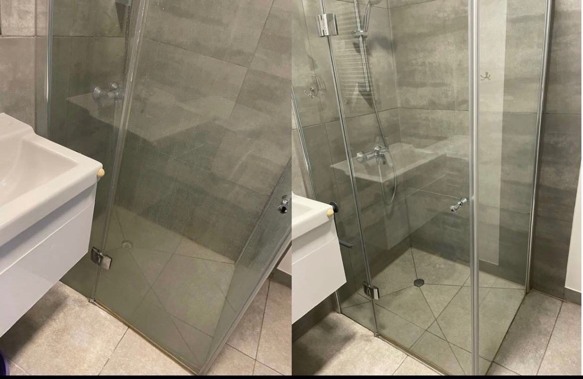 Porównanie kabiny prysznicowej przed i po czyszczeniu, widoczne różnice w przejrzystości szkła i usunięte zacieki na płytkach.