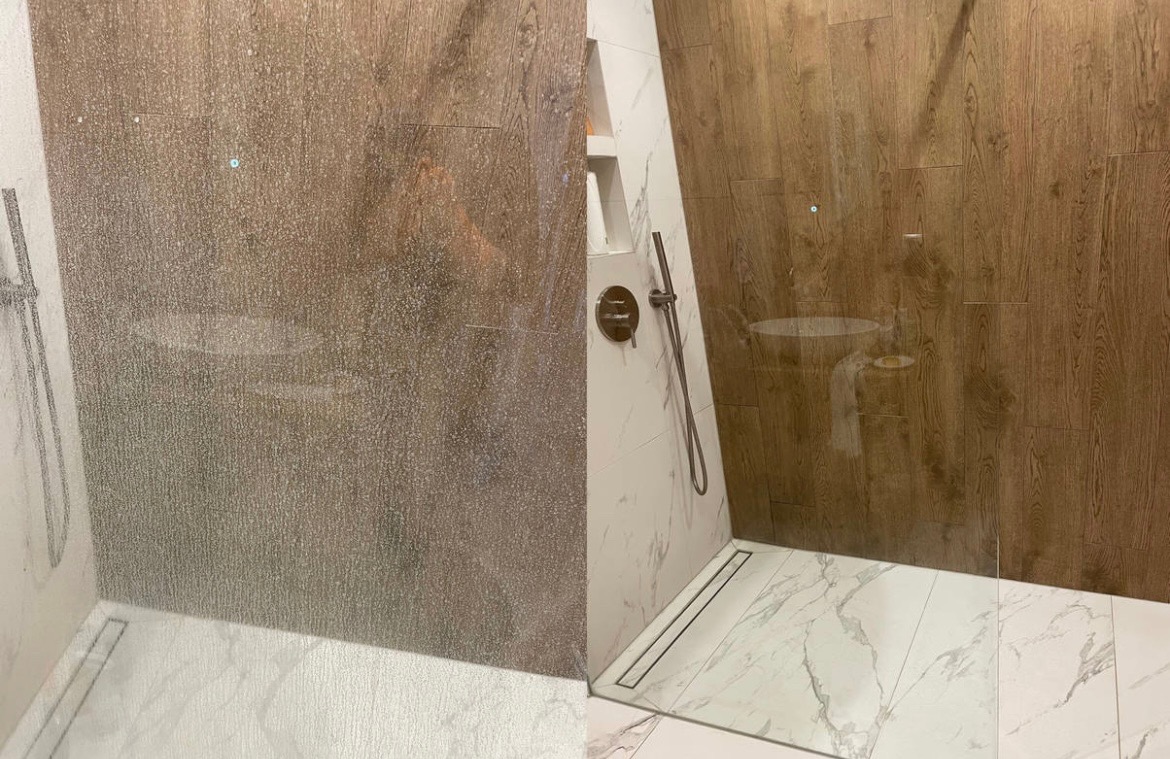 Porównanie kabiny prysznicowej przed i po czyszczeniu: osad z kamienia widoczny na szklanej ściance z lewej strony, usunięty po prawej, ukazując drewnopodobne płytki ścienne i marmurowe płytki...