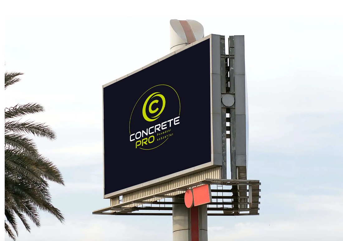Billboard reklamujący firmę Concrete Pro z neonowo-zielonym logo i numerem telefonu, umieszczony na tle jasnego nieba i palmy.