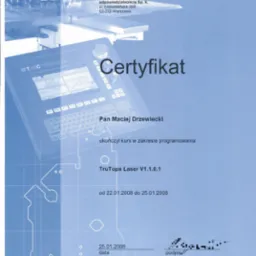 Skan certyfikatu ukończenia kursu programowania TruTops Laser V1.1.0.1 przez Pana Macieja Drzewieckiego, wydany przez TRUMPF POLSKA z widocznym fragmentem maszyny TRUMPF w tle.