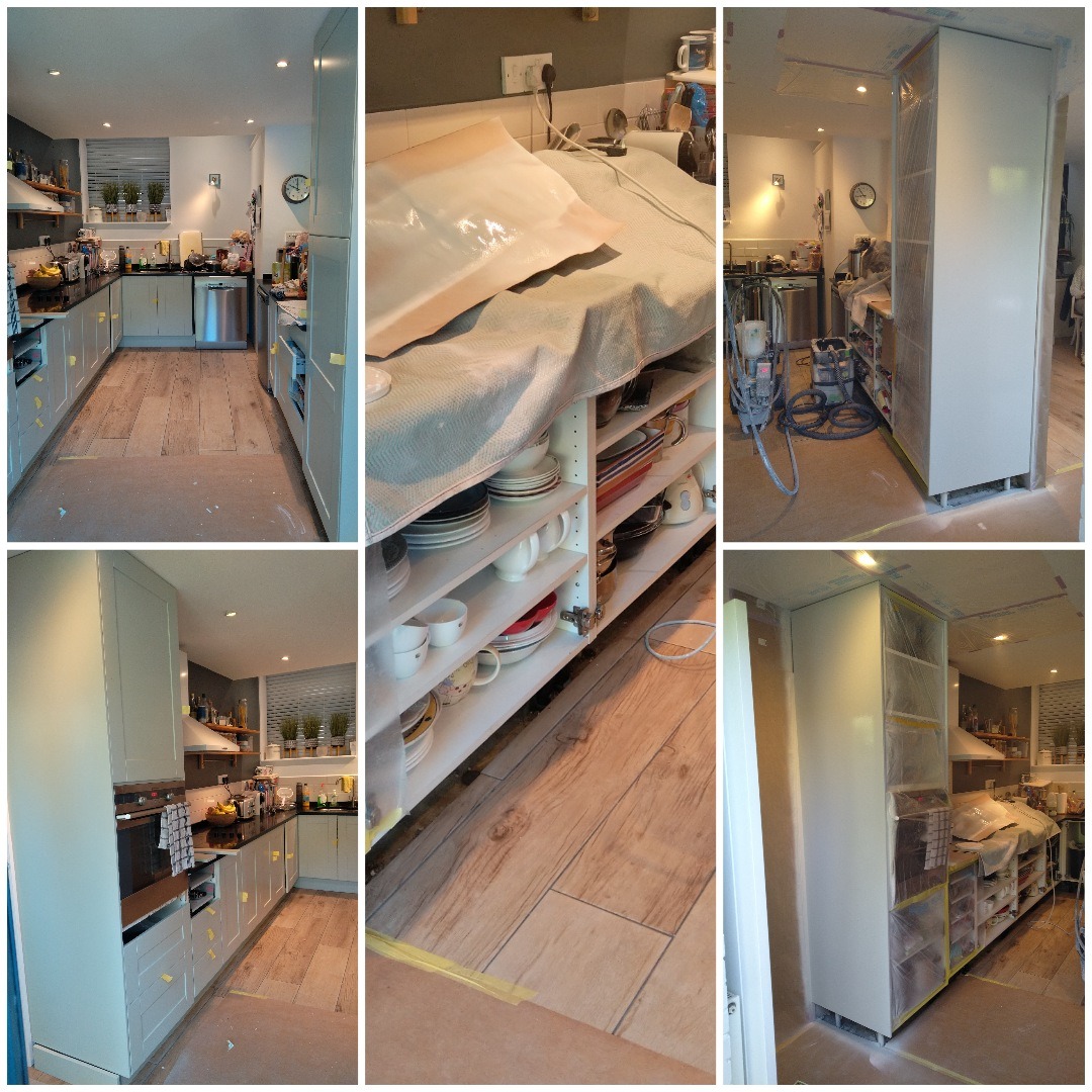 Kuchnia w trakcie odświeżania: zabezpieczone folią meble, sprzęt do malowania natryskowego, widoczne naczynia na półkach, położone płytki imitujące drewno na podłodze.