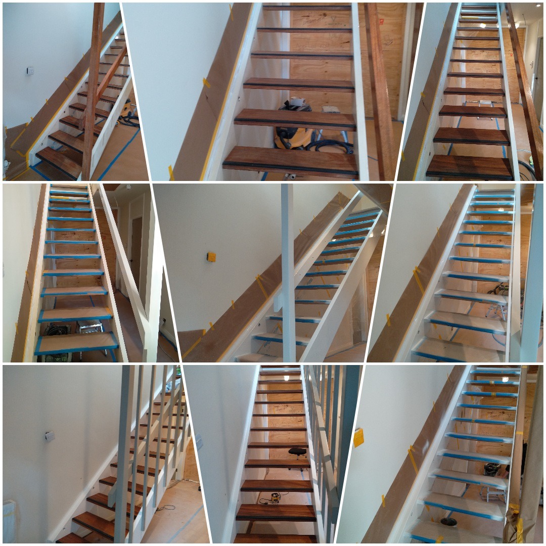 Kolaż przedstawiający drewniane schody w trakcie renowacji: zabezpieczone taśmą malarską, częściowo pomalowane na biało, niektóre stopnie wykończone lakierowanym drewnem.
