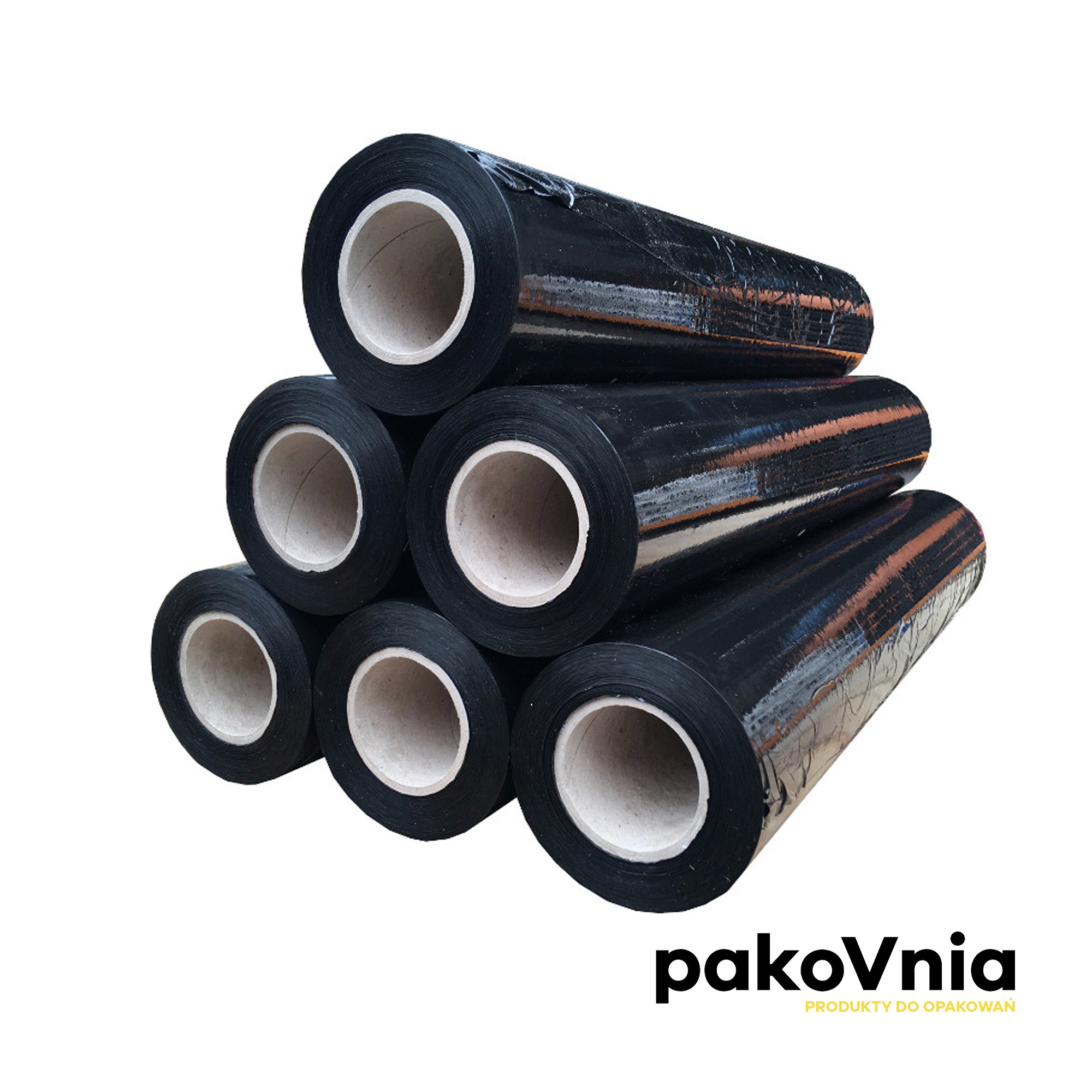 Piramida z sześciu rolek czarnej folii stretch na białym tle, widoczne tekturowe gilzy i logo dostawcy w prawym dolnym rogu.
