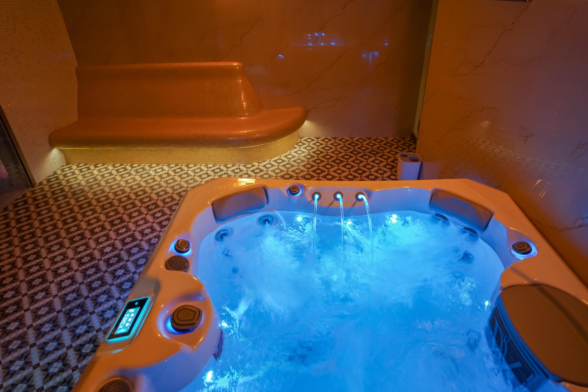 Nasza realizacja- 4 osobowa wanna jacuzzi w Apartamentach Liliowych w Murzasichlu.