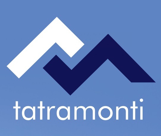 Logo firmy Tatramonti z stylizowaną górą w kolorach białym i granatowym na błękitnym tle.