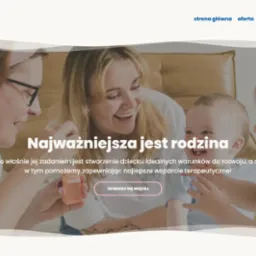 Strona internetowa centrum diagnozy i terapii 'famili' z uśmiechniętą matką i babcią bawiącymi się z dwójką małych dzieci, tekst 'Najważniejsza jest rodzina' na beżowym tle.