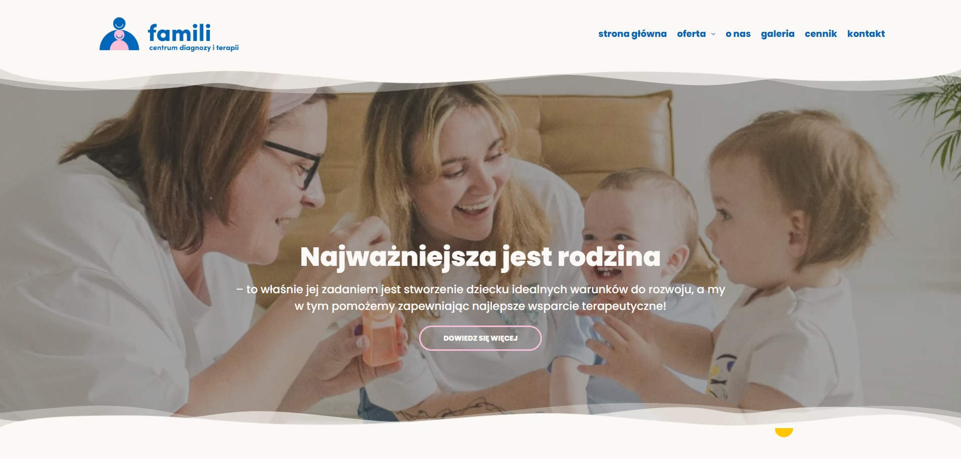 Strona internetowa centrum diagnozy i terapii 'famili' z uśmiechniętą matką i babcią bawiącymi się z dwójką małych dzieci, tekst 'Najważniejsza jest rodzina' na beżowym tle.