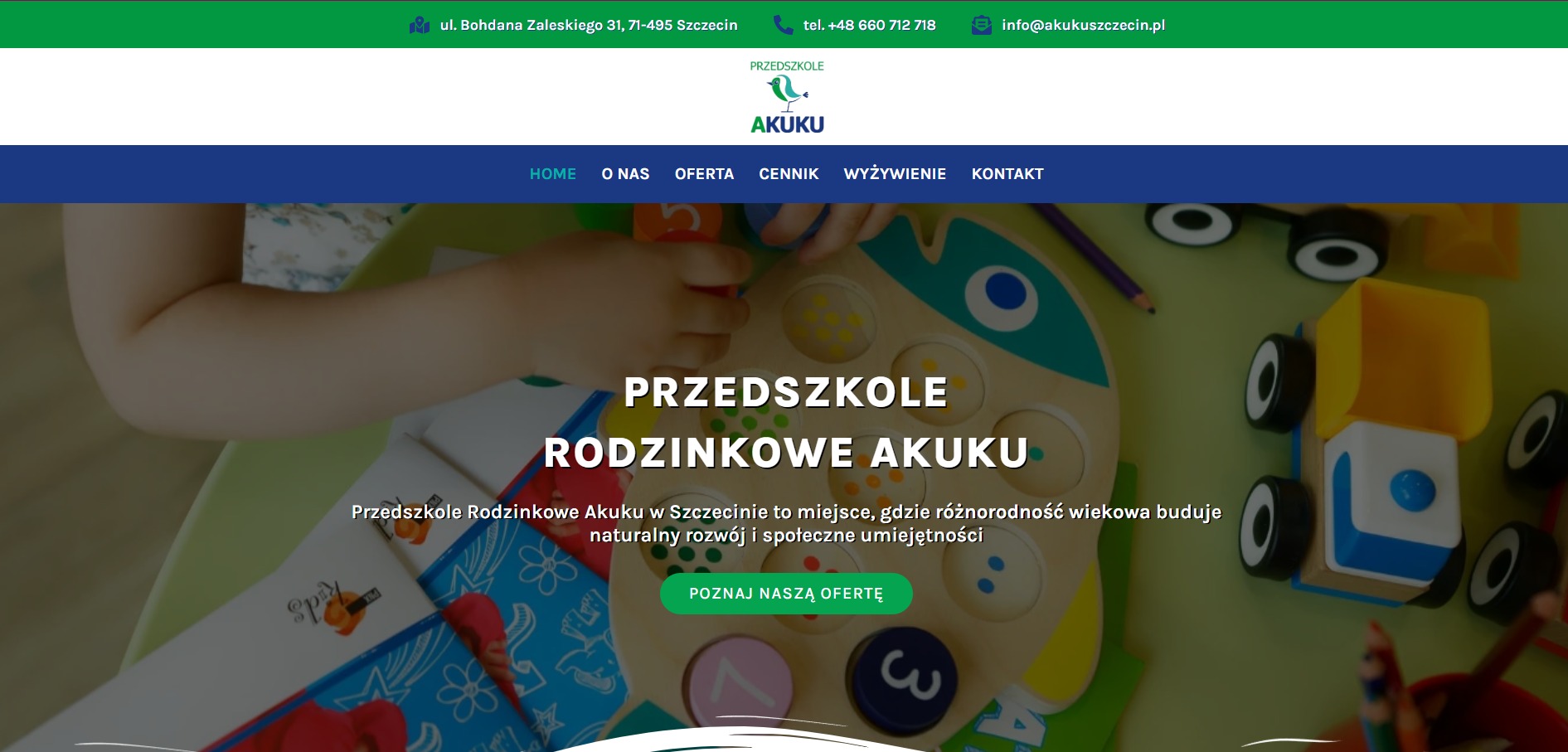 Strona internetowa przedszkola Rodzinkowe Akuku z elementami graficznymi, zabawkami edukacyjnymi i dłonią dziecka w tle.