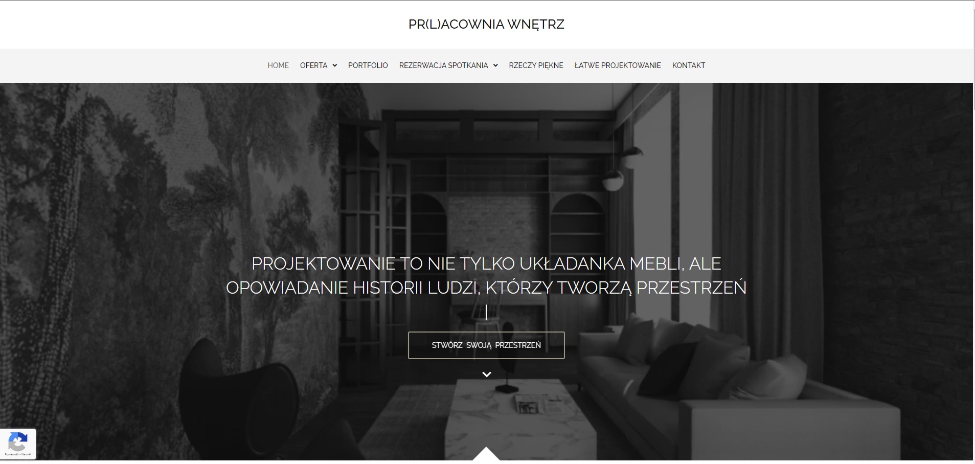 Strona internetowa pracowni wnętrz z minimalistycznym designem, prezentująca salon z tapetą w leśny motyw, białą sofą i marmurowym stolikiem kawowym.  Na stronie widoczne hasło: Projektowanie to...