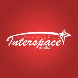Białe logo 'Interspace media' na czerwonym tle, z motywem gwiazd i stylizowaną kometą.