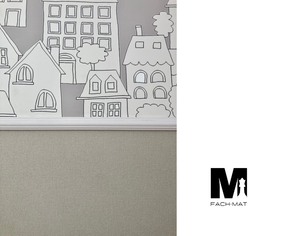 Fragment ściany z szarą tapetą o drobnej fakturze, nad którą znajduje się biała listwa dekoracyjna i tapeta w dziecięce rysunki domków oraz logo firmy Fach-Mat.