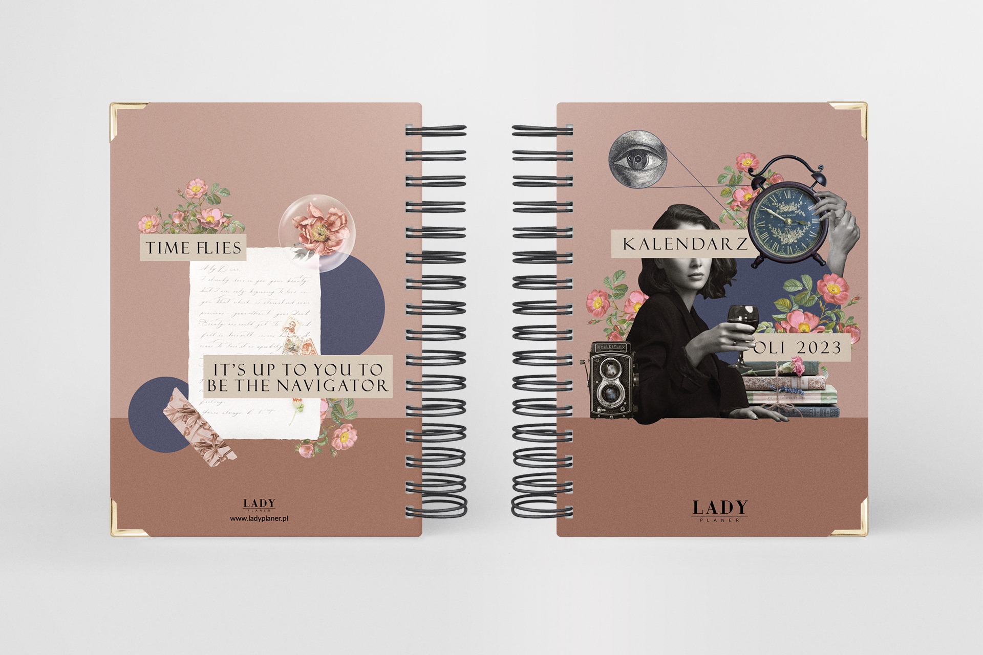 Otwarty planer spiralny z kolażem graficznym w odcieniach różu i brązu, zawierający zegar, oko, aparat Rolleiflex, kwiaty i napis 'Kalendarz OLI 2023'.
