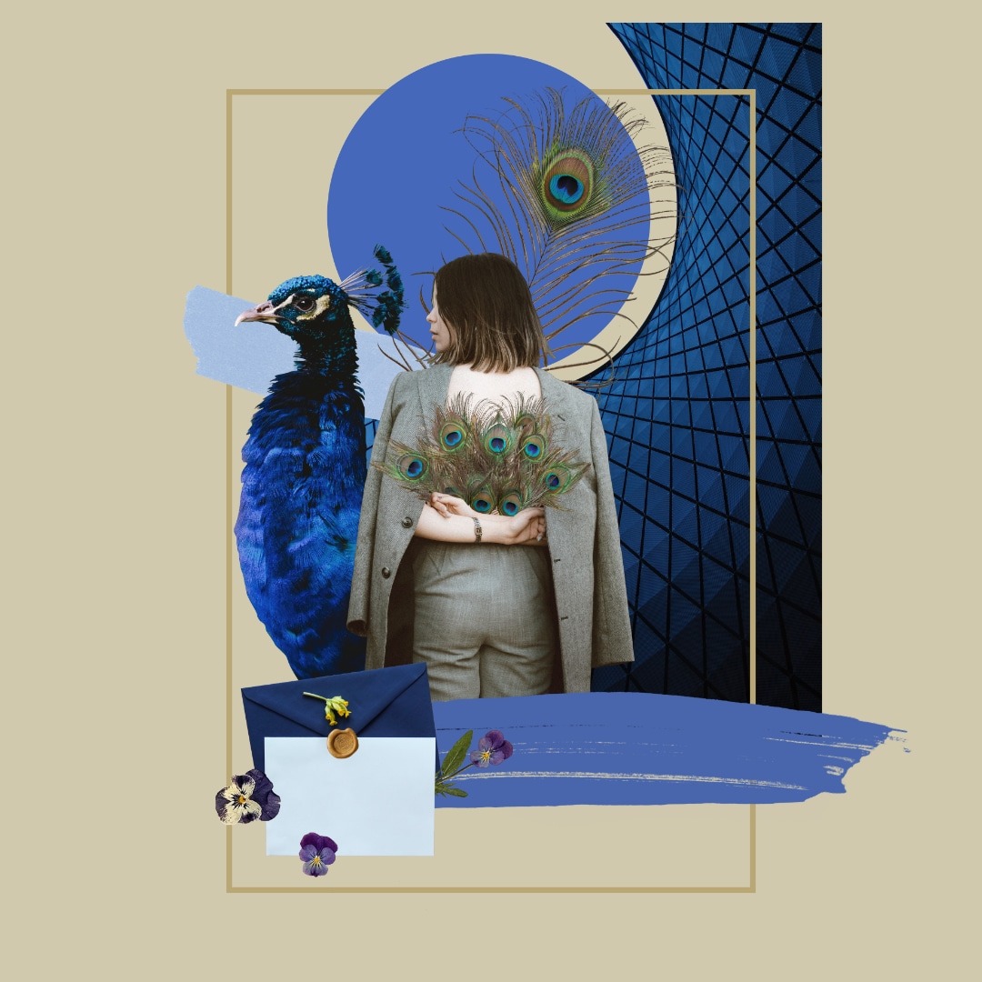 Kolaż graficzny: kobieta w garniturze z pawimi piórami, paw, budynek o zakrzywionej strukturze, koperta z pieczęcią i fiołki na beżowym tle z geometrycznymi elementami.