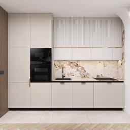 Cholewa - Interior Design Concept - Elegancka kuchnia w beżach i bieli z marmurowym blatem i złotymi akcentami. Nowoczesne sprzęty AGD w zabudowie. Podłoga z płytek imitujących drewno.
