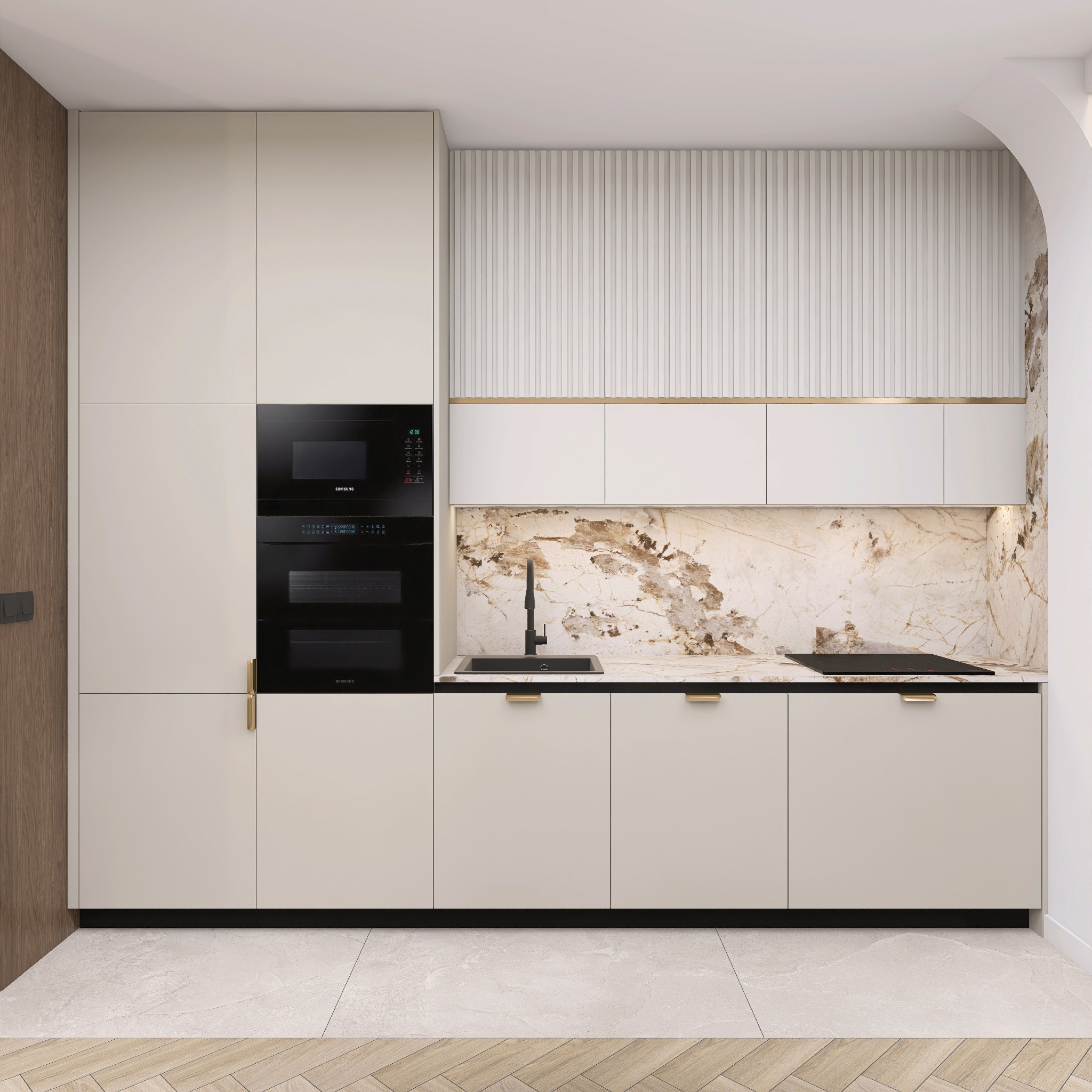 Elegancka kuchnia w beżach i bieli z marmurowym blatem i złotymi akcentami. Nowoczesne sprzęty AGD w zabudowie. Podłoga z płytek imitujących drewno.