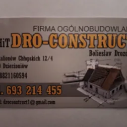 Wizytówka firmy budowlanej PUHIT DRO-CONSTRUCT z adresem, numerem telefonu i adresem e-mail, zawierająca graficzne przedstawienie projektu domu z widoczną konstrukcją dachu.