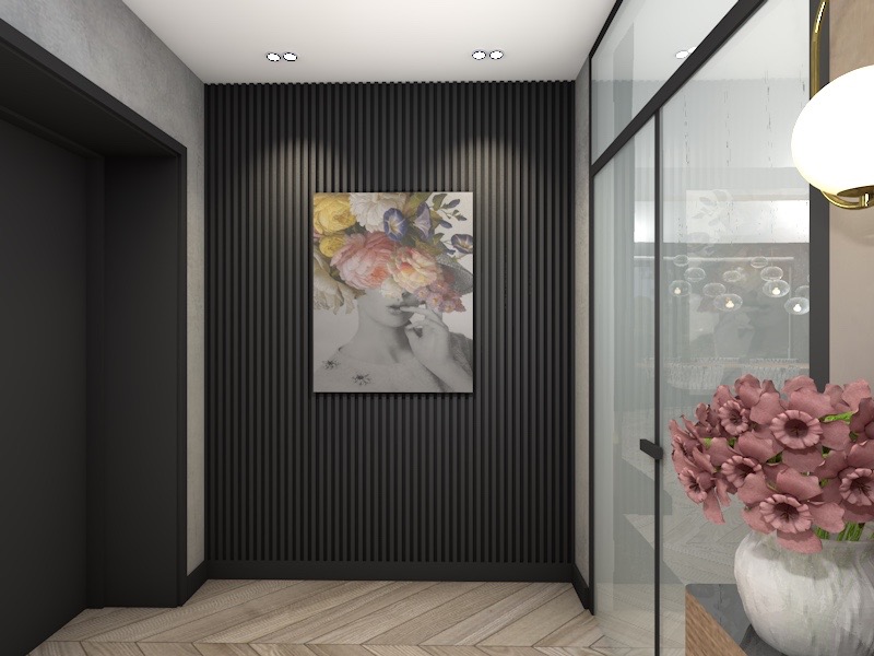 Nowoczesny hol z ciemnoszarą ścianą z pionowymi panelami, dekorowany obrazem kobiety w kapeluszu z kwiatów i bukietem różowych kwiatów w wazonie, widok na przeszklone drzwi.