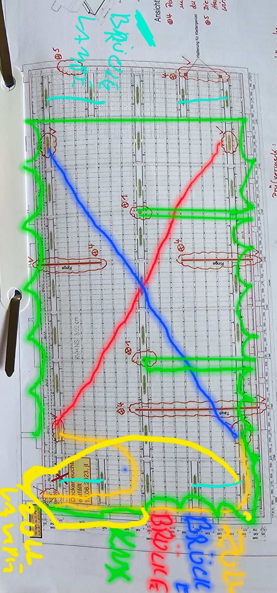 Plan instalacji z naniesionymi kolorowymi oznaczeniami, prawdopodobnie instalacji elektrycznej, z zaznaczonymi punktami świetlnymi i przebiegiem przewodów.