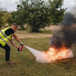 Safety Rescue - Gaszenie rozlewiska ropy za pomocą gaśnicy proszkowej.