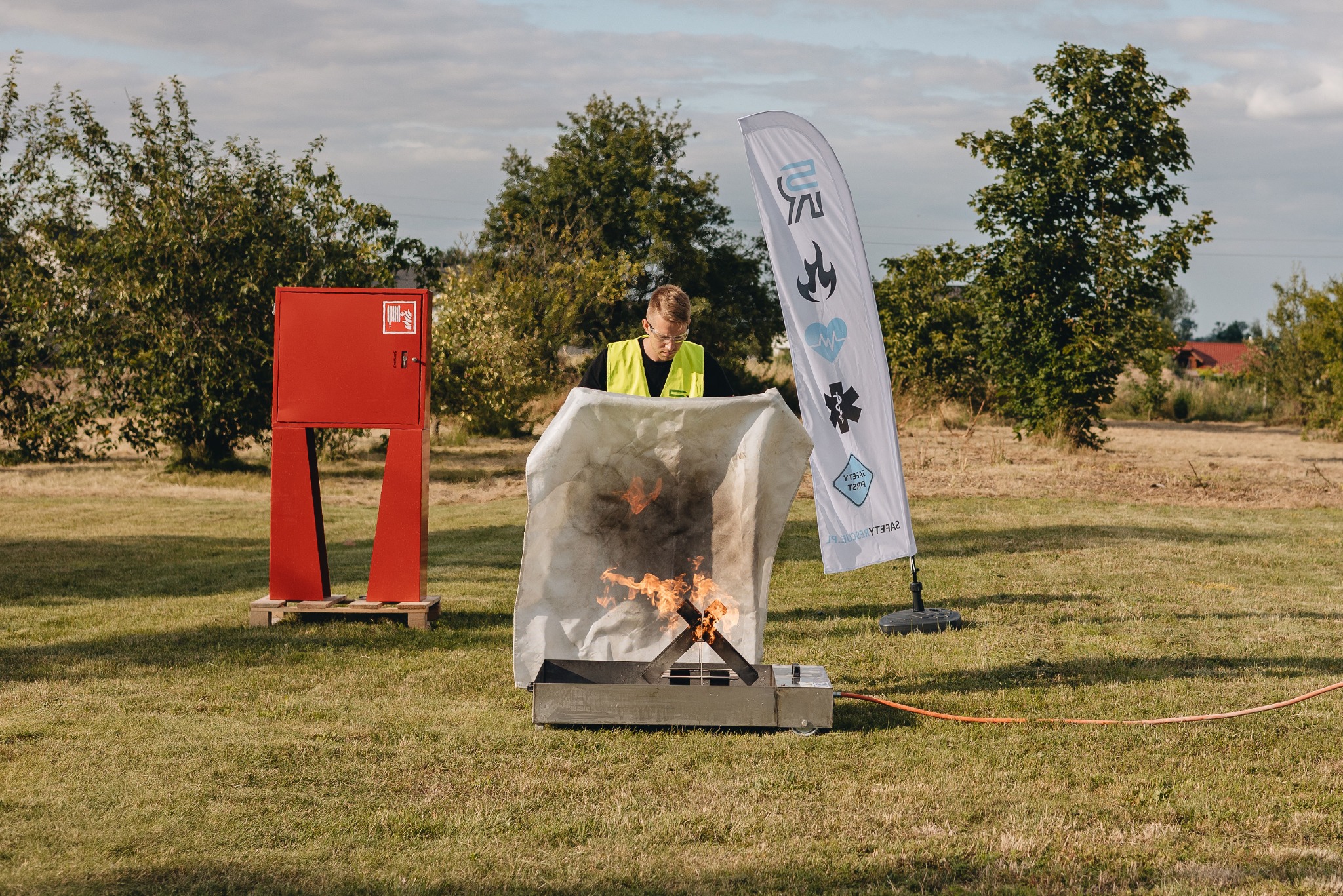 Gaszenie pożaru za pomocą koca gaśniczego